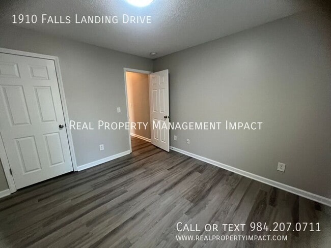 Building Photo - 1910 Falls Landing Dr