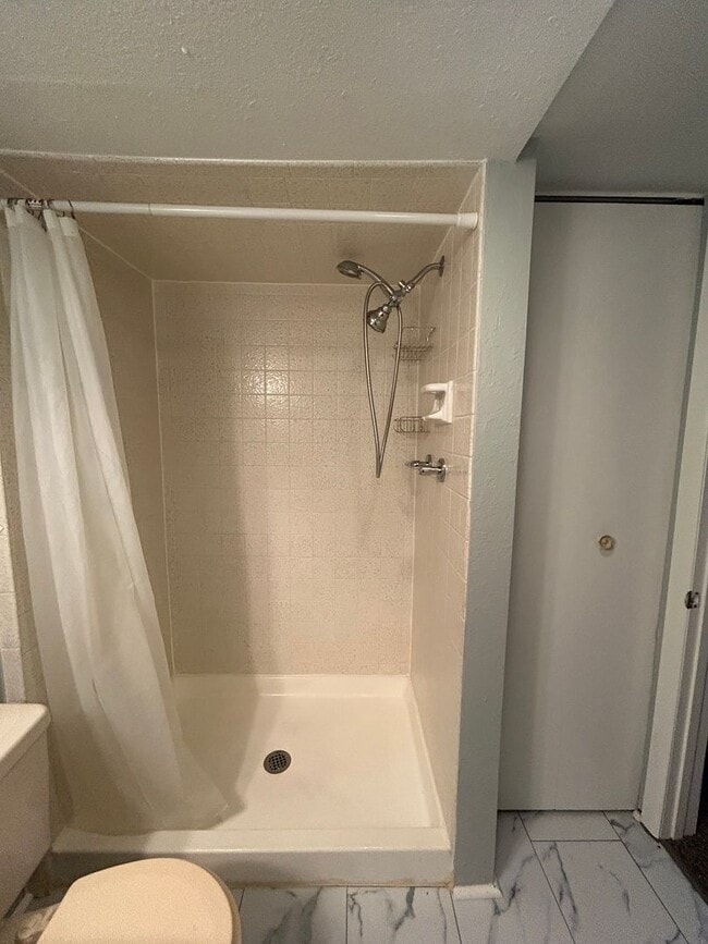 Building Photo - 5 BR/3 1/2 BA in the Desirable Meadowglen Community!!