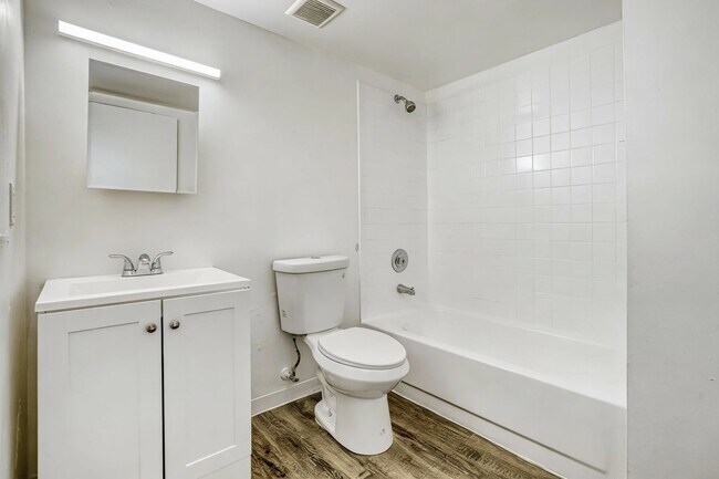1215_nw_103rd_lane_floor_plan_b_-_web_quality_-_003_-_03_bathroom - Vista Shores