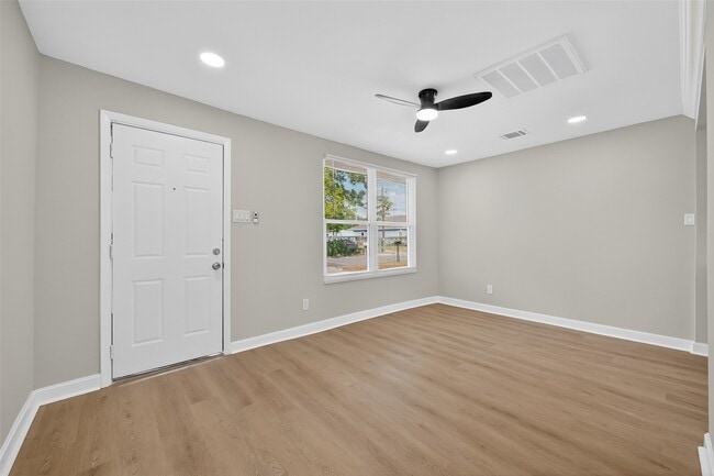 Building Photo - 889 Chas Ln