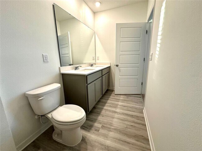 Building Photo - 2933 Canary Ave