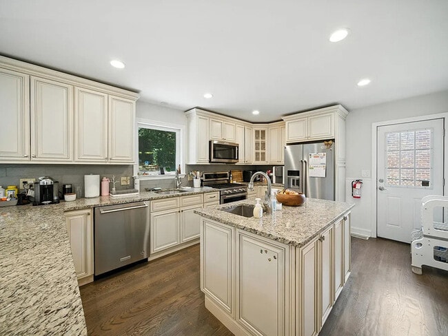 Building Photo - Beautifully renovated 4-bedroom, 4-bath re...