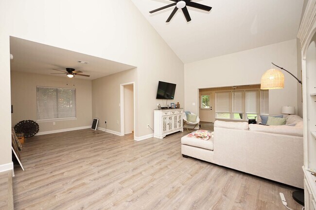 Building Photo - Great Bluewater Bay Location