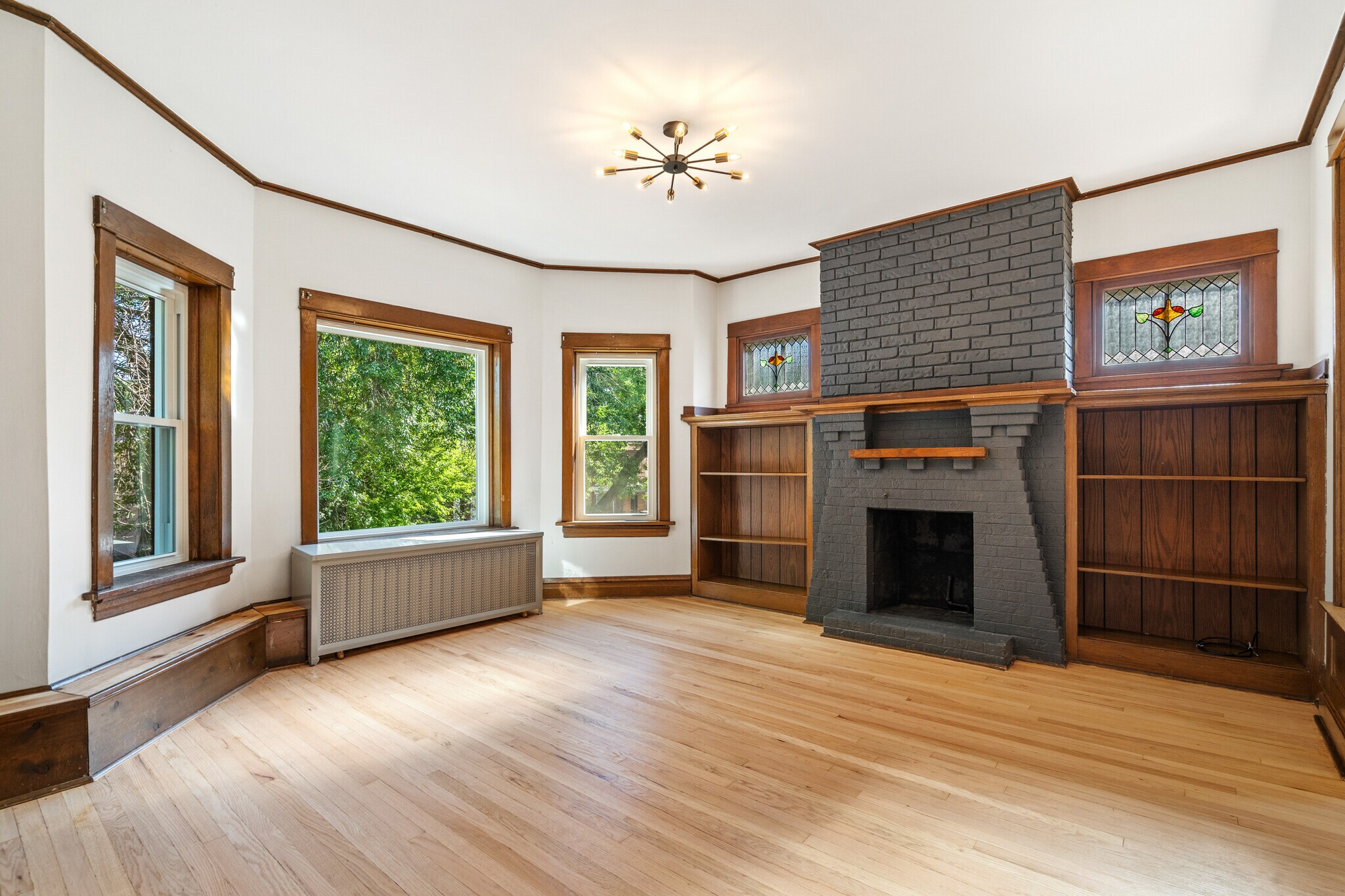 Front Room Pic 1 - 5059 W Sunnyside Ave