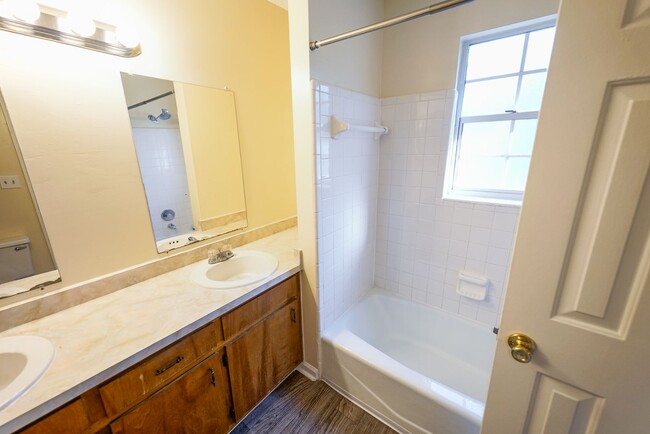 Building Photo - Super Cute 3 bedroom 3 bathroom townhome o...