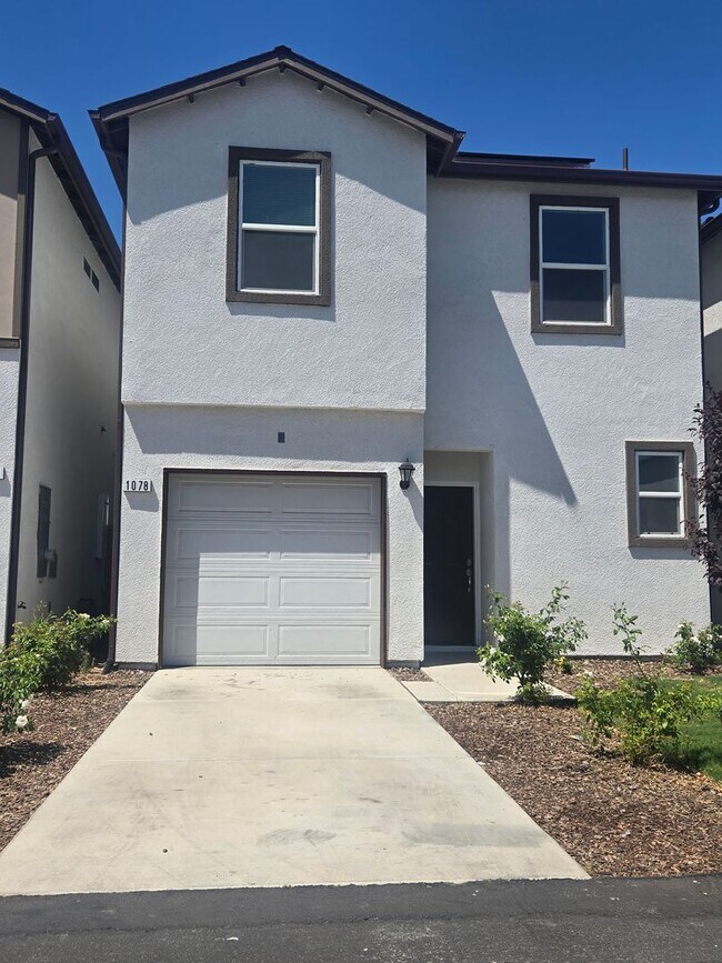 Building Photo - 3 Br 2.5 ba new build home available now