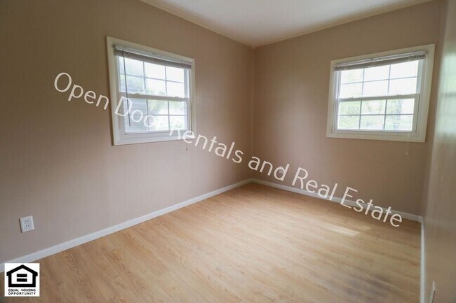 Building Photo - 706 Prospect Ave