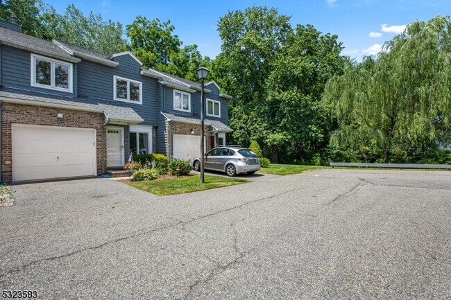 Building Photo - 6-06 Cross Meadows