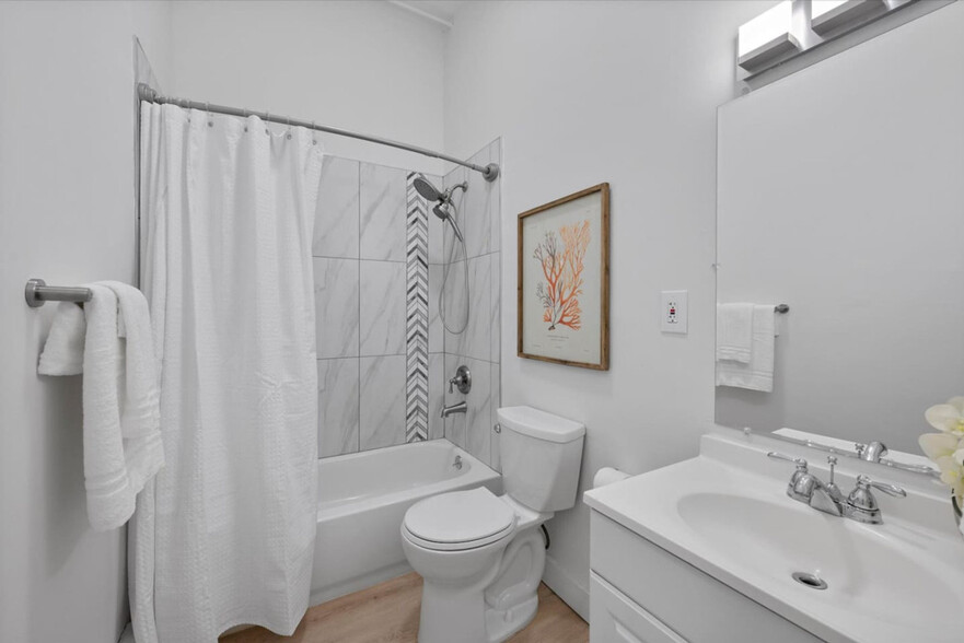 Building Photo - 240 Mccormick Pl