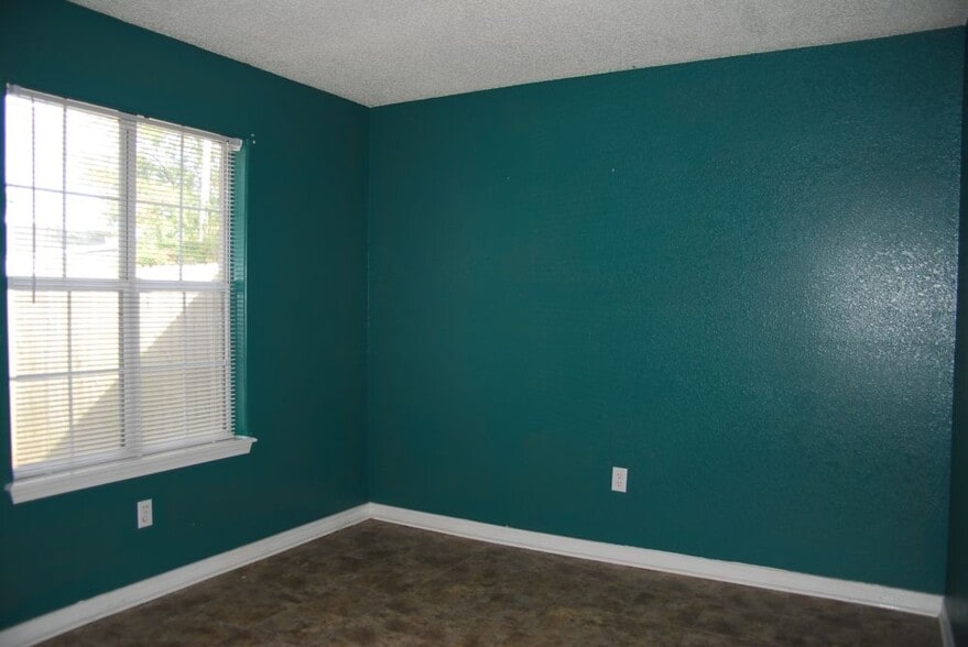 Building Photo - 14486 Williamsburg Dr