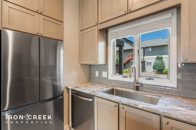 Building Photo - Two-bedroom Condo with Mountain Views near...