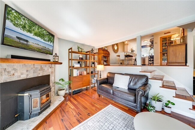 Building Photo - Beautifully Remodeled 2 bed/1.5 Bath Townh...