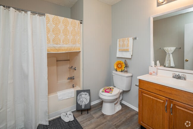 3BR, 2BA - Garden - 1,181SF - Bathroom - River Trace