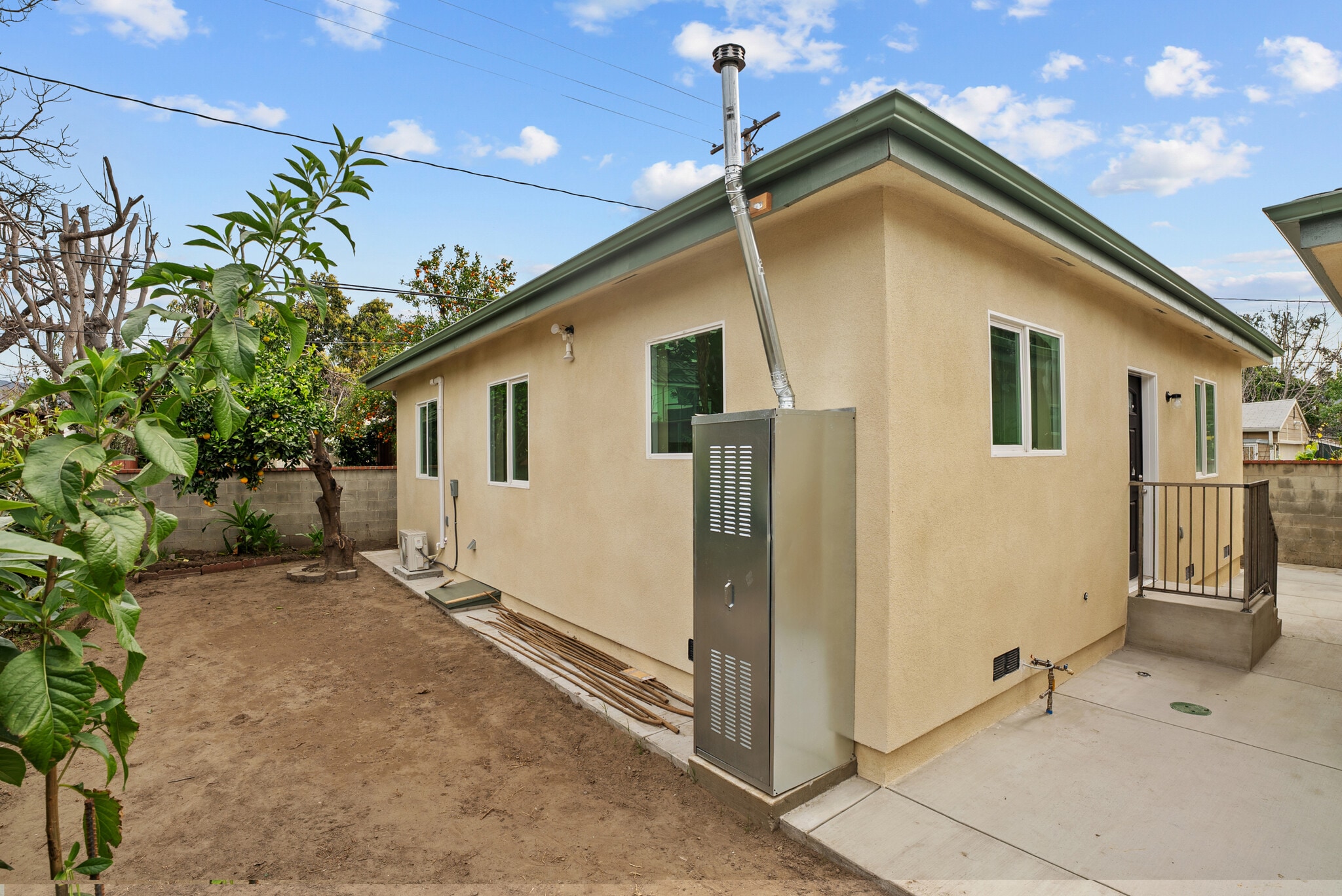 Building Photo - 146 S Parish Pl