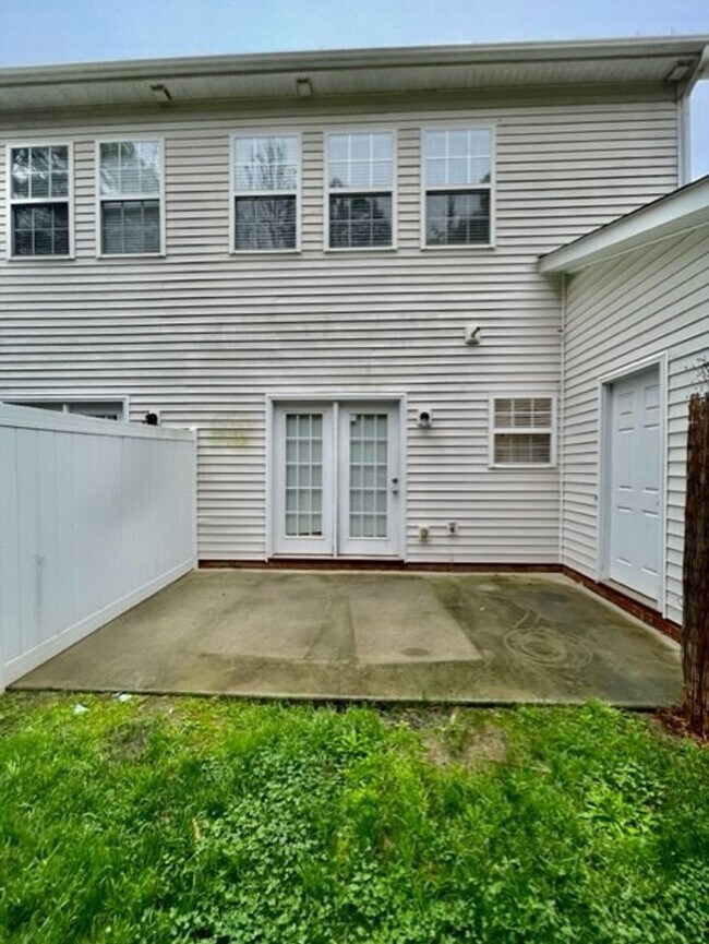 Building Photo - Come take a look at this end unit 3 bedroom, 2.5 bath townhouse located in very desirable FORT MI...