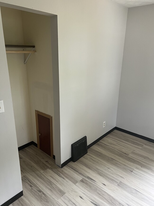 Building Photo - 621 E Timber St