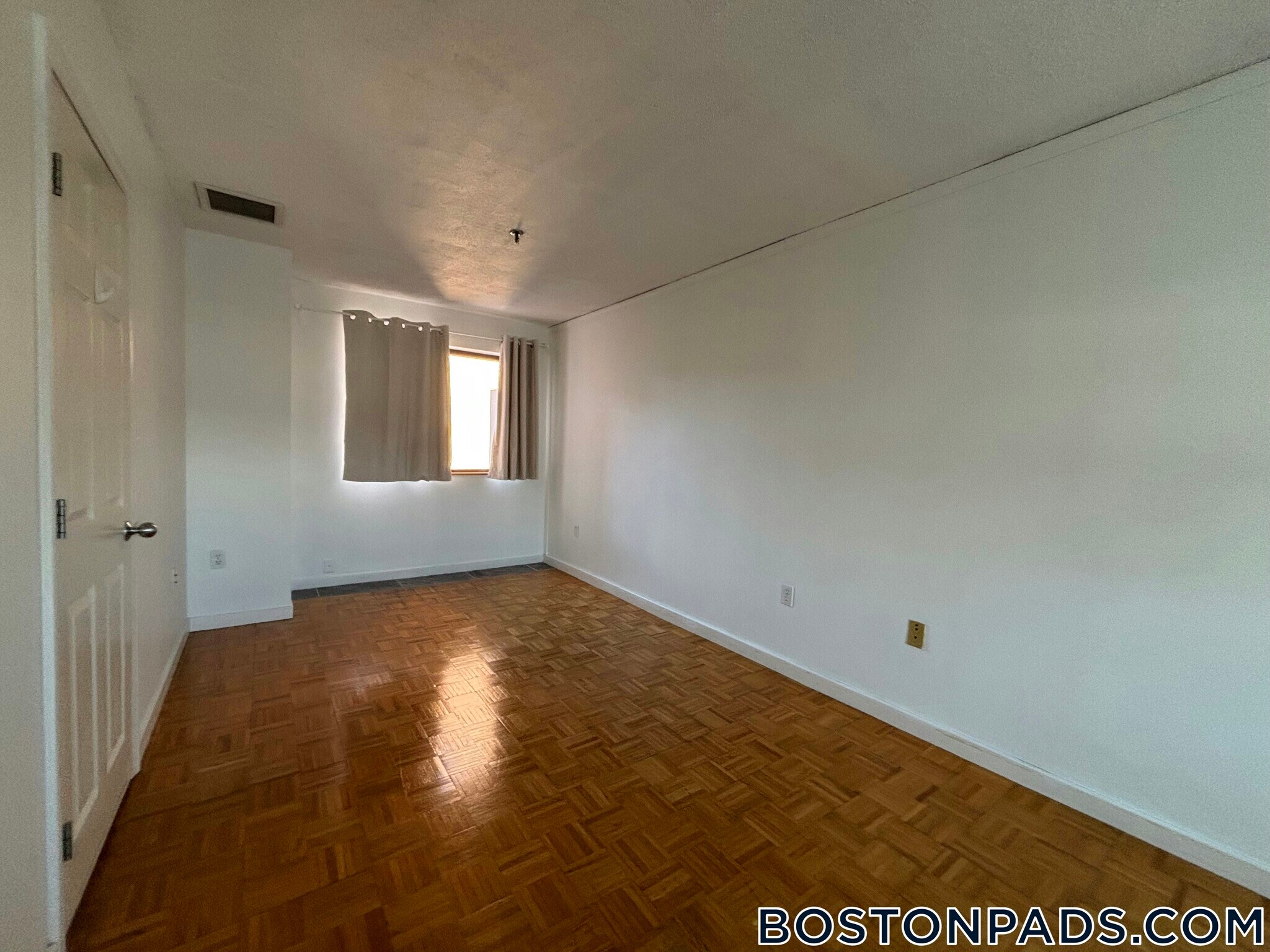 Building Photo - 147 Kelton St