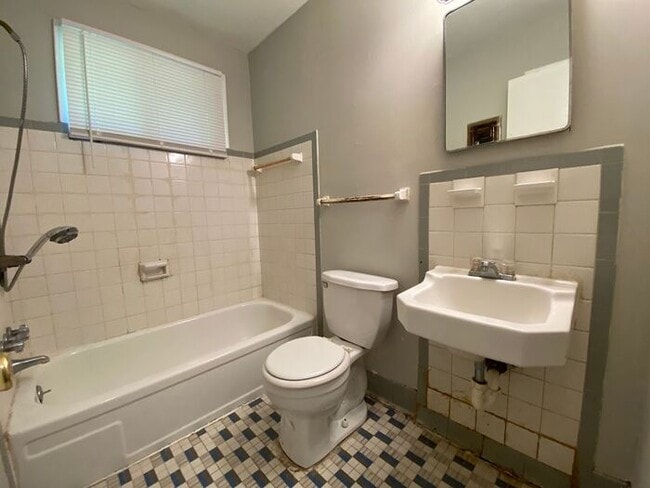 Building Photo - Cozy 2 Bedroom Duplex Available - Walk Dow...