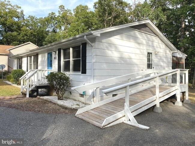 Building Photo - 611 Yorktown Blvd