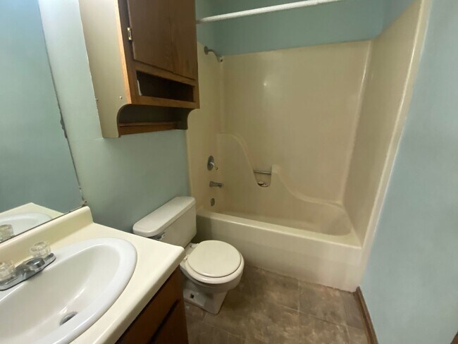 Building Photo - 710 Meadowbrook St