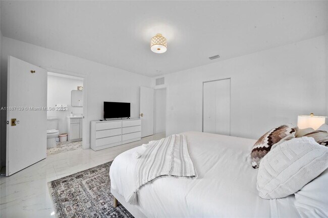 Building Photo - 1625 Hollywood Blvd