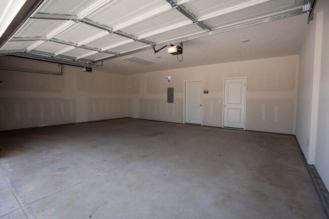 Building Photo - BRAND NEW 3 BEDROOM HOME WITH 3 CAR GARAGE