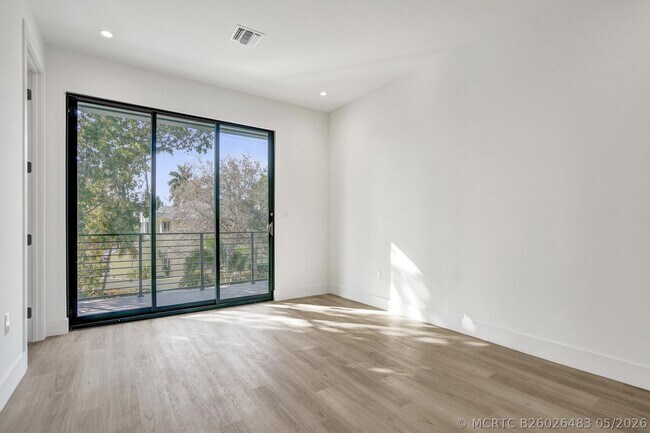 Building Photo - 604 SW 7th Ave
