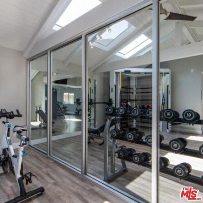Building Photo - 6600 Beachview Dr