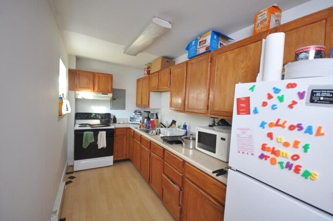 Building Photo - Three Bedroom and One bathroom apartment