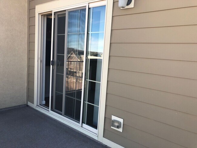 Building Photo - Stunning Clocktower Penthouse Condo with mountain views!