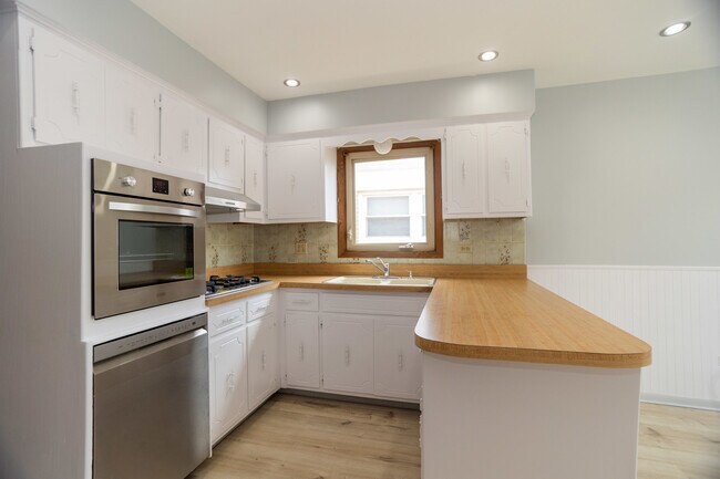 Building Photo - 5712 N Avondale Ave