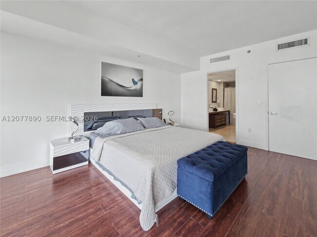 Building Photo - 495 Brickell Ave