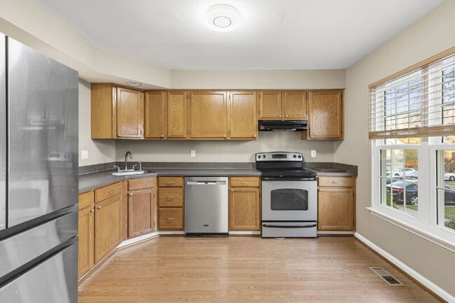 Building Photo - 335 Fullerton Pl