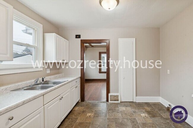 Building Photo - 4218 Parrakeet Ave