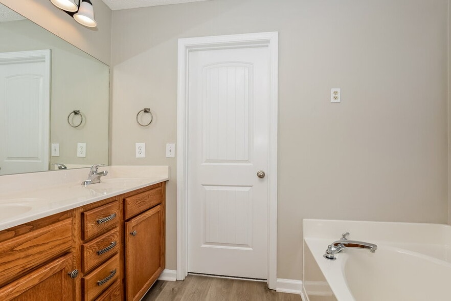 Building Photo - 3128 Hardwood Dr