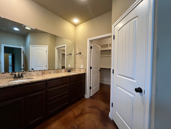 Building Photo - 3 Bedroom Single Family Home