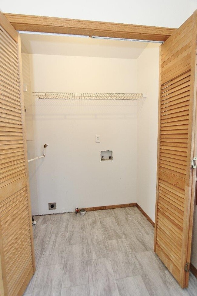 Building Photo - 1020 S Hayes Ave