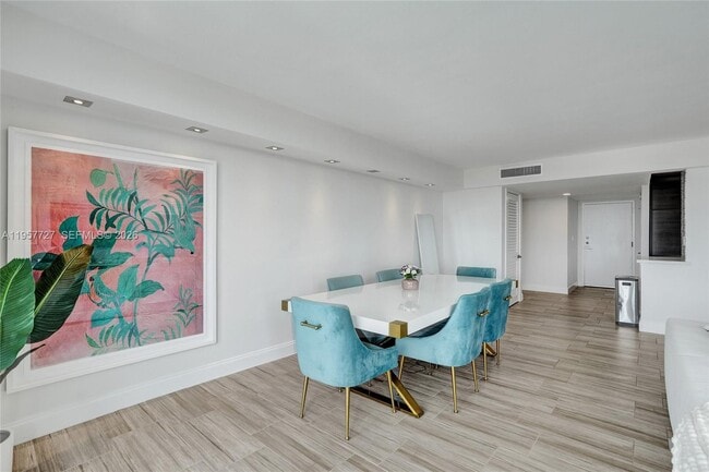 Building Photo - 10000 W Bay Harbor Dr