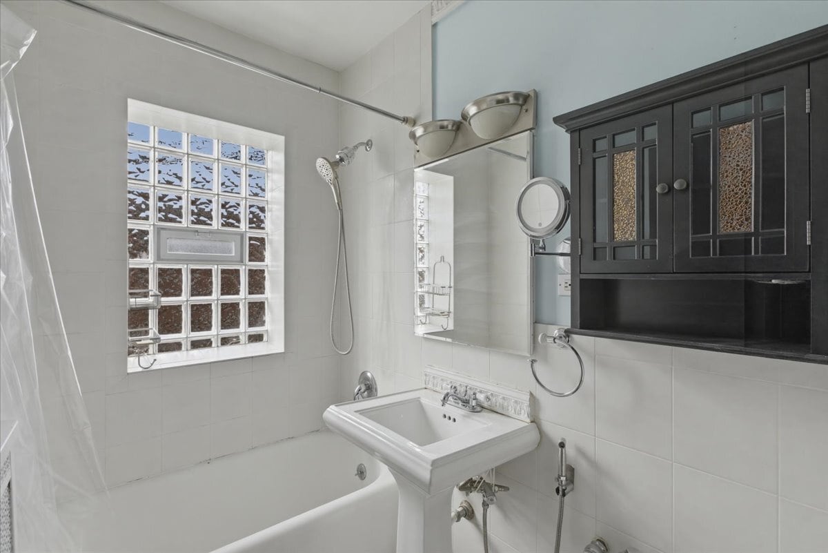 Building Photo - 7409 N Claremont Ave