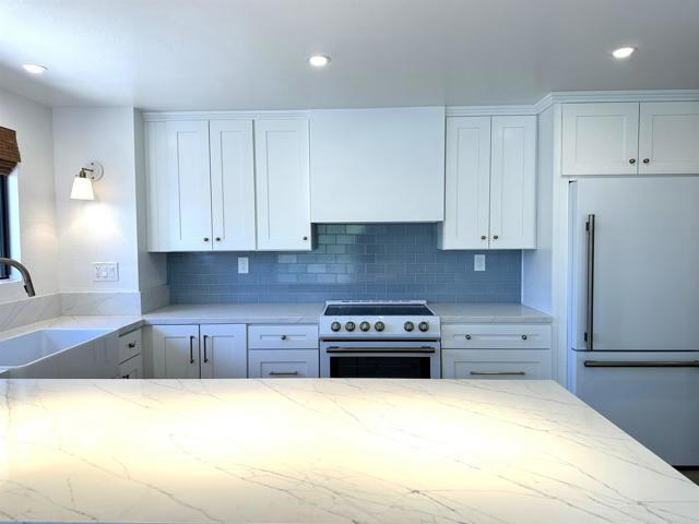 Building Photo - 542 Via De La Valle