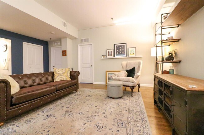 Building Photo - 357 Varick St
