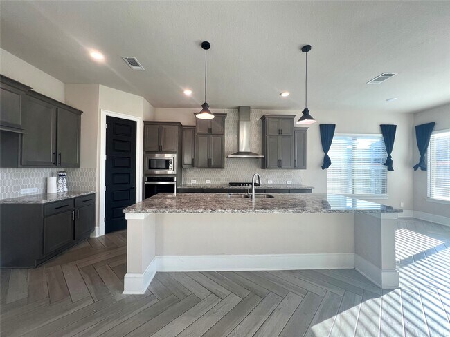 Building Photo - 15815 Sunlit Falls Dr