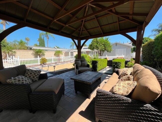 Building Photo - READY FOR MOVE-IN! 3+2.5 w/appliances + great backyard!
