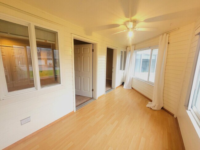 Building Photo - Bayview Townhouse Condo in Blaine with Gar...