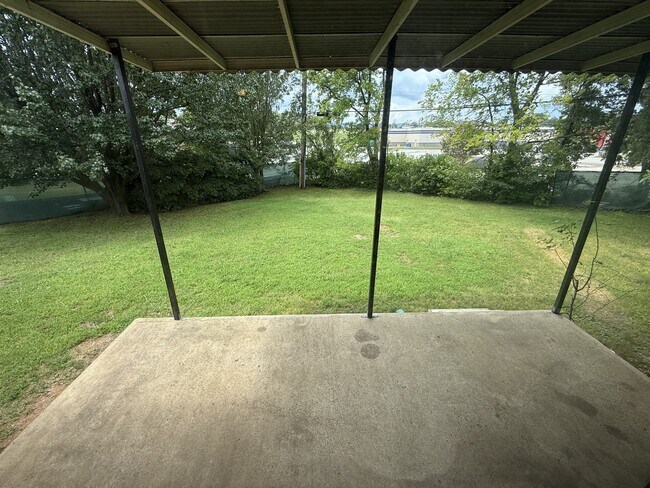 Building Photo - 1625 Green Hills Dr