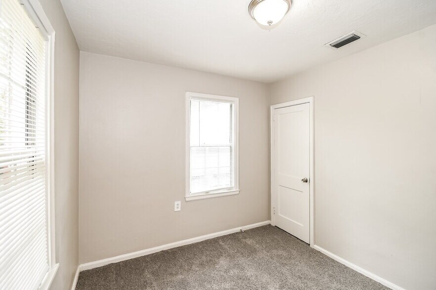 Building Photo - 1130 Saratoga Blvd