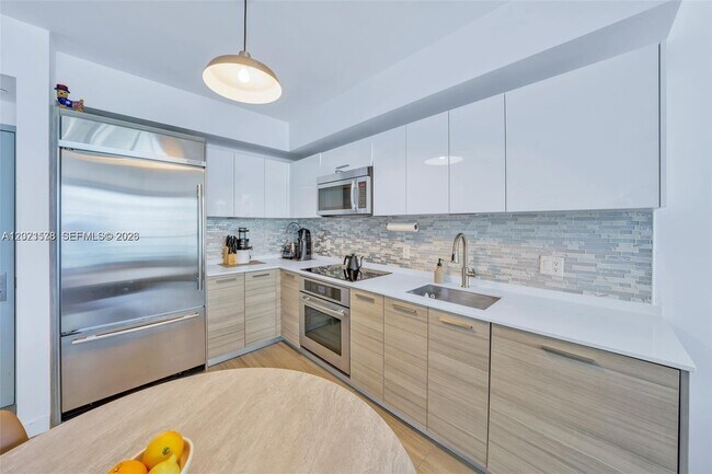Building Photo - 1300 Brickell Bay Dr