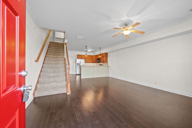 Building Photo - Pet Friendly Condo Downtown!