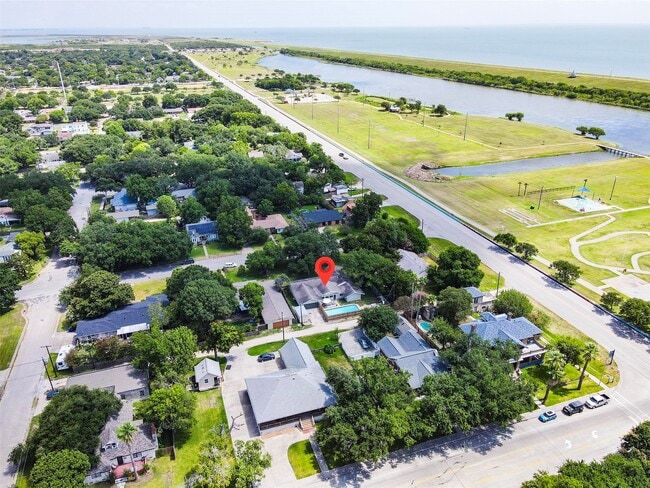 Building Photo - 11 10th Ave N