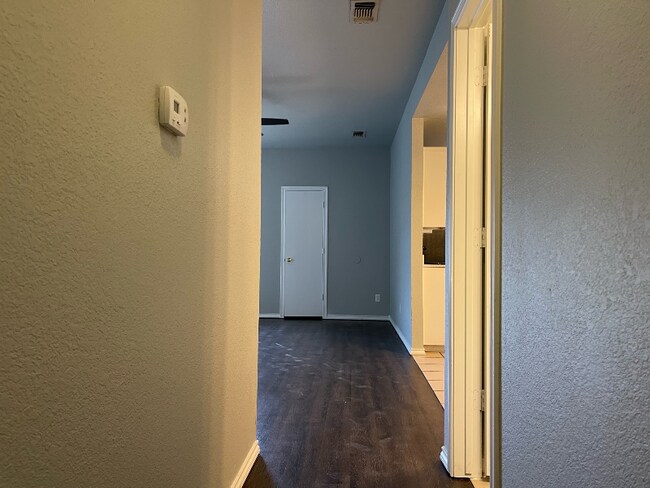 Building Photo - 502 N Sewell Dr